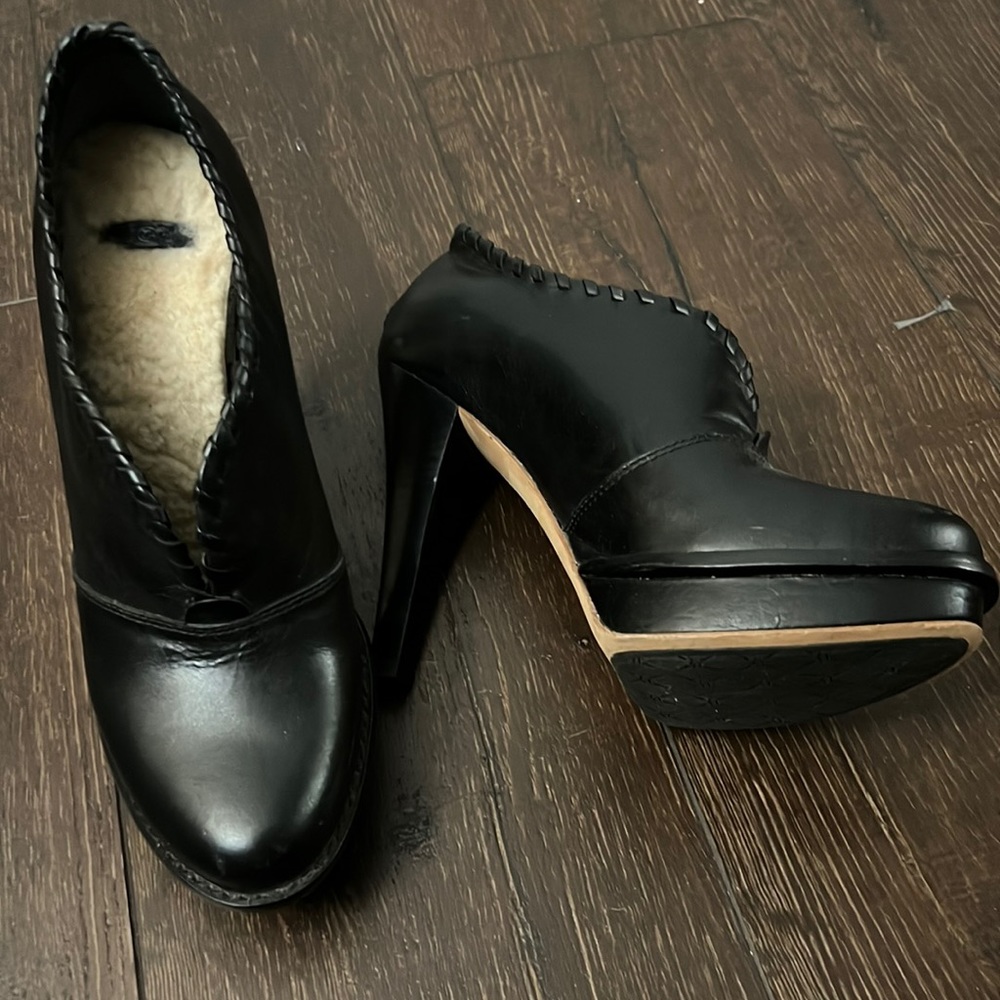 Used UGG Women's Jamison Black Leather Ankle Boot/Bootie